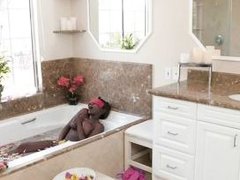 Чернокожая возбужденная тетка ласкает свое тело в теплой ванной